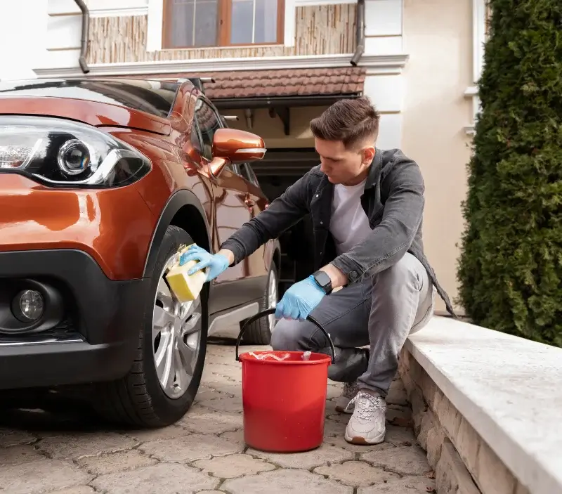 Lavage auto à domicile Pressagny-l'Orgueilleux : professionnel intervenant sur un véhicule